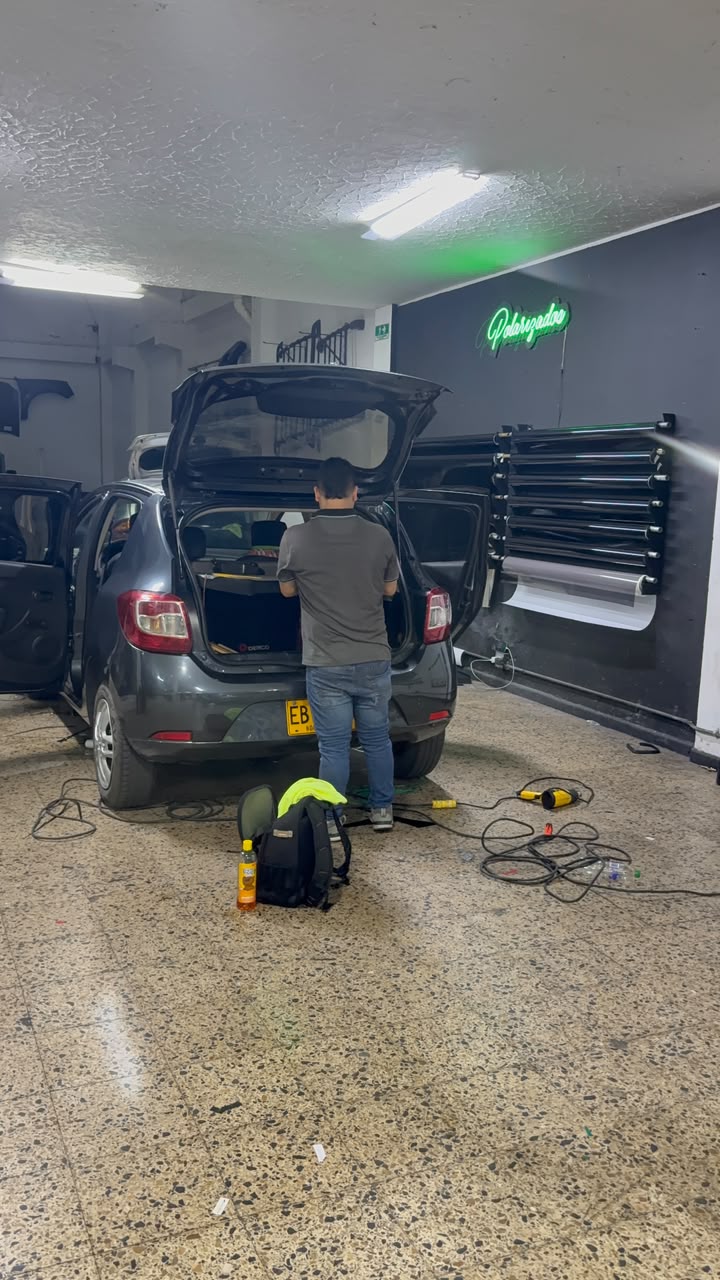 Instalación de repuestos en el taller de Lujos Colombia